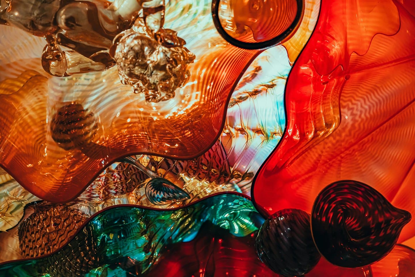 Forme organiche vorticose di una scultura d'arte in vetro colorato.